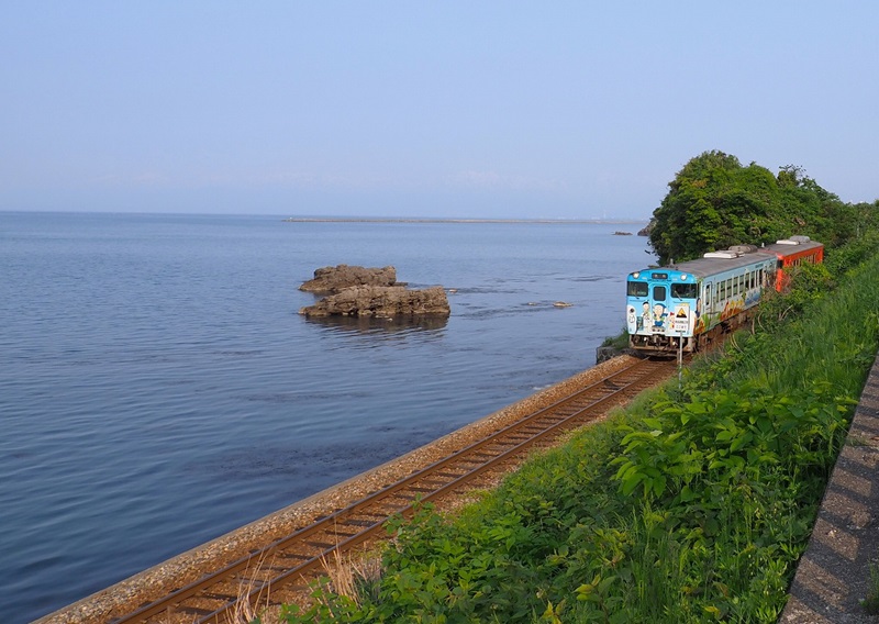 【画題】海岸を行く列車　【撮影地】富山県高岡市